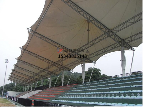 瀘水<font color='red'>膜結構看臺</font>主席臺雨棚施工安裝