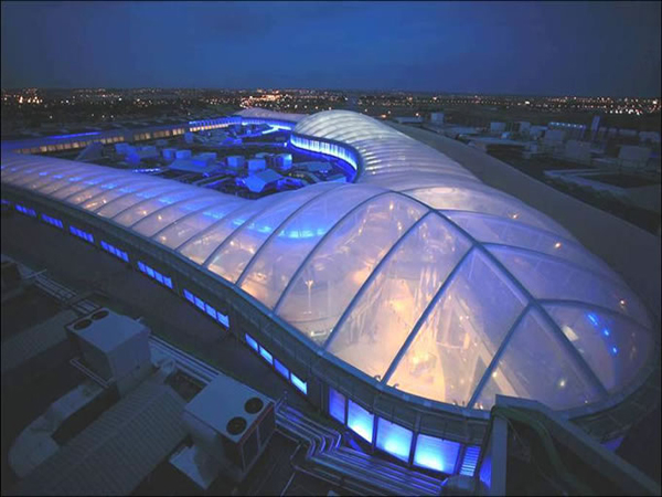 ETFE 膜與自然光：營造明亮宜人的室內環境